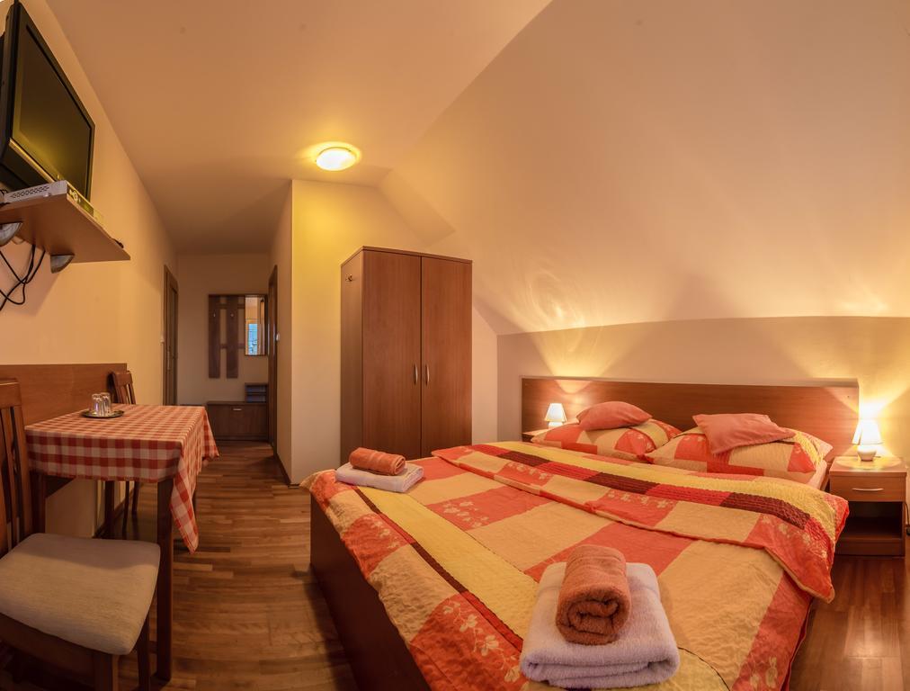 Privat Baja Hotell Liptovský Mikuláš Rum bild